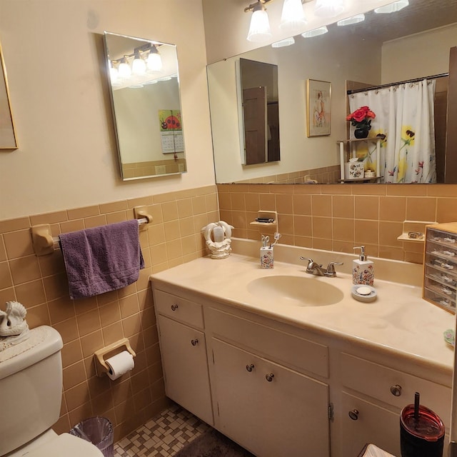 110 Emerald Ln, Horseshoe Bend, AR 72512 - bathroom featuring toilet, tile walls, vanity, wainscoting, and a shower with curtain