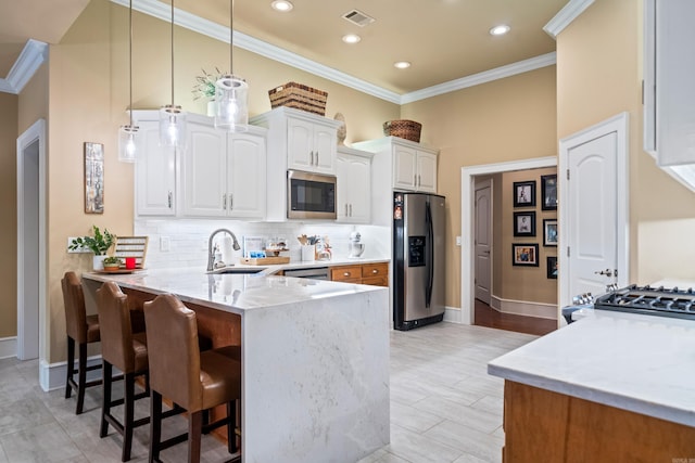 490 Quail Rdg, Hot Springs, AR 71901 - kitchen with stainless steel fridge, a sink, built in microwave, ornamental molding, and a peninsula