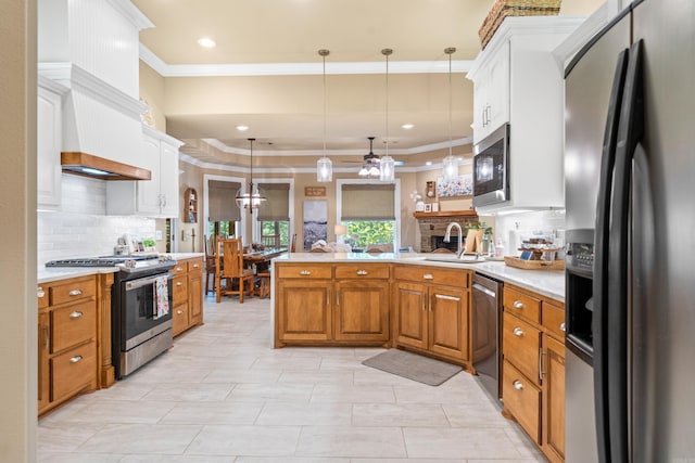 490 Quail Rdg, Hot Springs, AR 71901 - kitchen featuring appliances with stainless steel finishes, ornamental molding, a sink, light countertops, and a peninsula