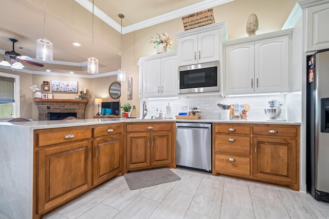 490 Quail Rdg, Hot Springs, AR 71901 - kitchen with appliances with stainless steel finishes, crown molding, a sink, tasteful backsplash, and a ceiling fan