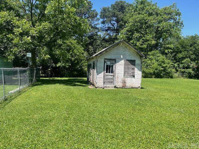 view of yard featuring an outbuilding