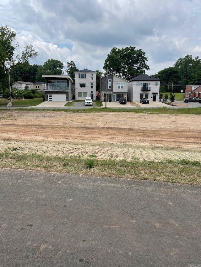 view of yard featuring driveway