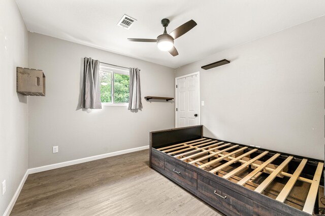 201 Sunset St, Hot Springs, AR 71913 - unfurnished bedroom with wood finished floors, baseboards, and ceiling fan