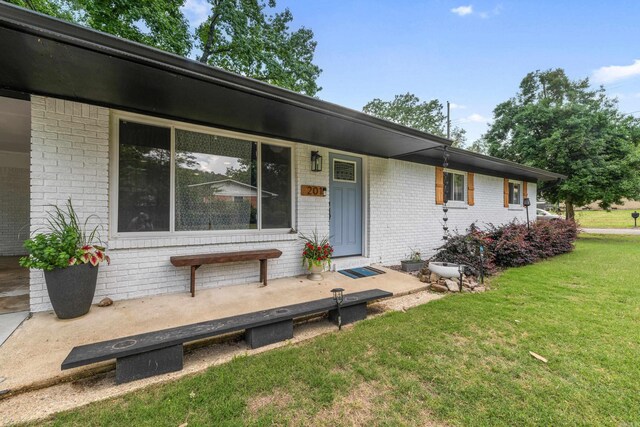 201 Sunset St, Hot Springs, AR 71913 - view of front of house with brick siding and a front yard