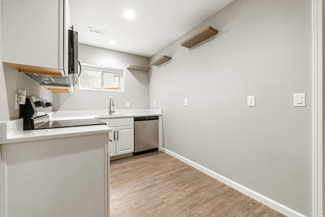 201 Sunset St, Hot Springs, AR 71913 - kitchen with stainless steel appliances, a sink, light countertops, light wood finished floors, and baseboards