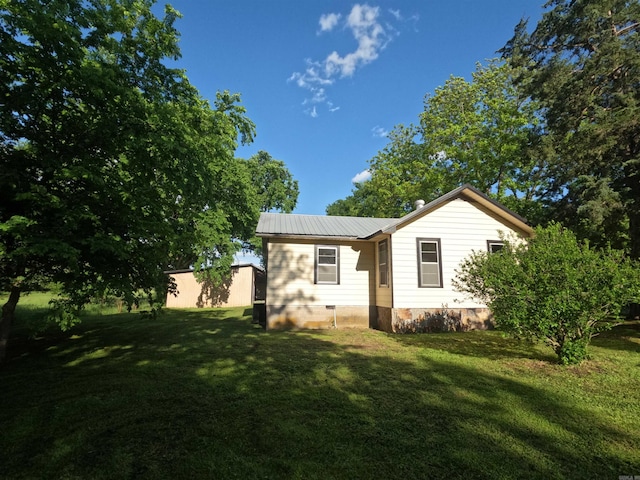 25942 E 14th Hwy, Mountain View, AR 72560 - view of front facade featuring a front lawn, metal roof, and crawl space