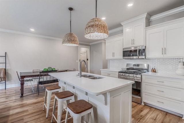 118 Lydia Dr, Maumelle, AR 72113 - kitchen featuring stainless steel appliances, a sink, ornamental molding, an island with sink, and light countertops