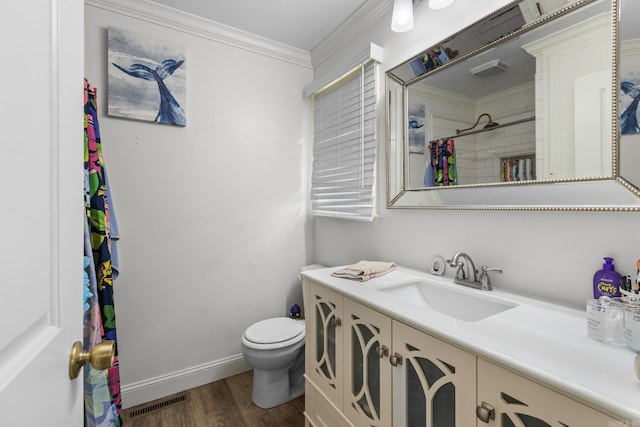 full bathroom featuring wood finished floors, vanity, toilet, crown molding, and curtained shower