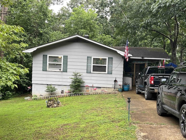 1702 E Spring Dr, Horseshoe Bend, AR 72512 - view of front facade featuring crawl space, a front lawn, and driveway
