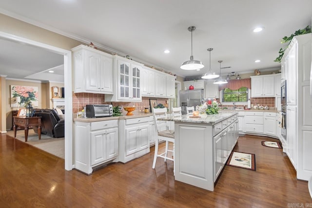 111 Country Oaks Dr, Malvern, AR 72104 - kitchen featuring stainless steel appliances, crown molding, backsplash, a kitchen island, and glass insert cabinets