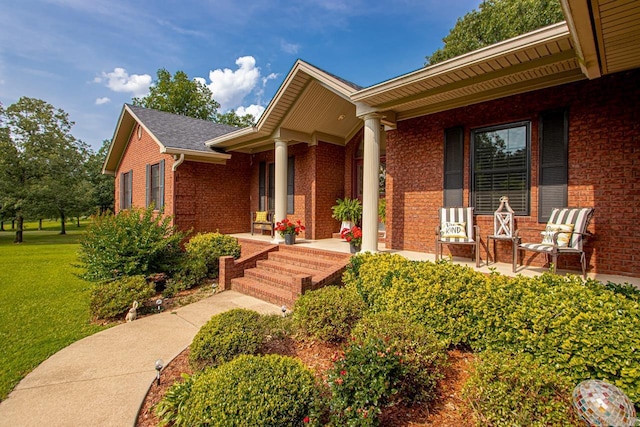 111 Country Oaks Dr, Malvern, AR 72104 - view of front of house featuring a porch, brick siding, and a front lawn