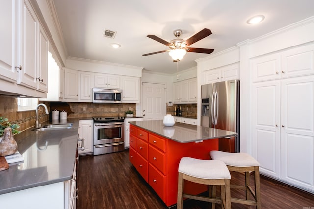 69 Quail Valley Rd, Sherwood, AR 72120 - kitchen featuring appliances with stainless steel finishes, a sink, a ceiling fan, dark wood-style flooring, and recessed lighting