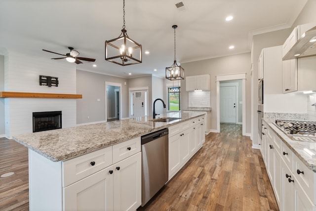 1569 Marquee Cir, Cabot, AR 72023 - kitchen featuring stainless steel appliances, a sink, a ceiling fan, tasteful backsplash, and white cabinetry