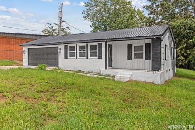 1506 N Pratt St, Pocahontas, AR 72455 - single story home with an attached garage, a front yard, and metal roof