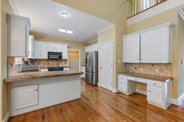 5 Cypress Pt, Little Rock, AR 72212 - kitchen featuring black appliances, tile counters, a sink, a peninsula, and ornamental molding