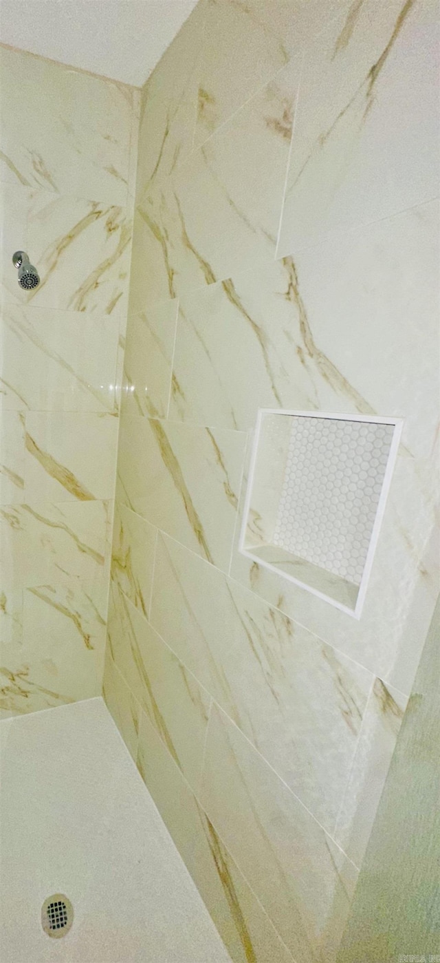 1418 S Martin St, Little Rock, AR 72204 - bathroom featuring tiled shower