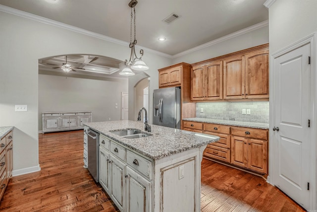 26 Kanis Creek Pl, Little Rock, AR 72223 - kitchen featuring stainless steel appliances, arched walkways, ceiling fan, a sink, and a kitchen island with sink