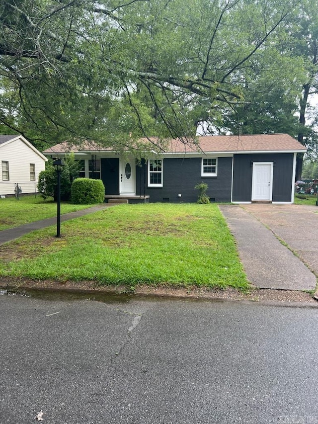 ranch-style home featuring a front lawn