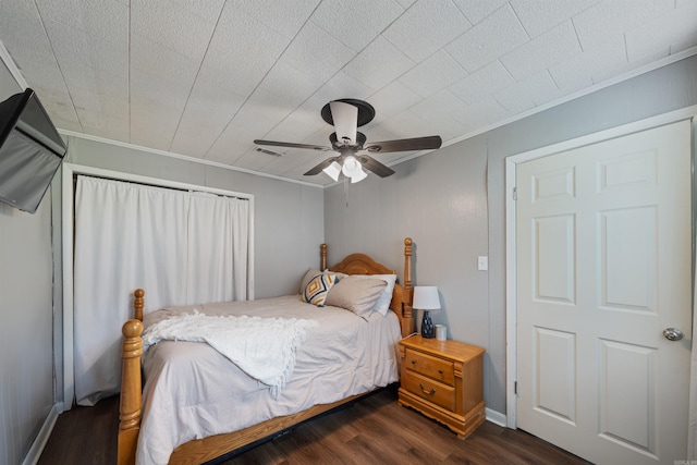 508 W Bell, Sheridan, AR 72150 - bedroom featuring ornamental molding, dark wood finished floors, and a ceiling fan