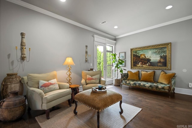 living room featuring ornamental molding, recessed lighting, wood finished floors, and baseboards