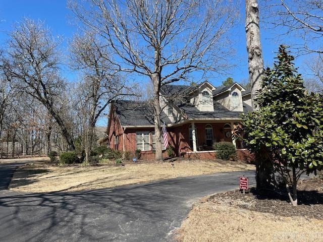 3165 Majestic Cir, Conway, AR 72034 - view of front of house featuring driveway and a porch