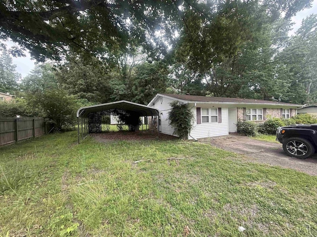 105 Spruce St, Hot Springs, AR 71913 - view of front of house featuring driveway and a carport