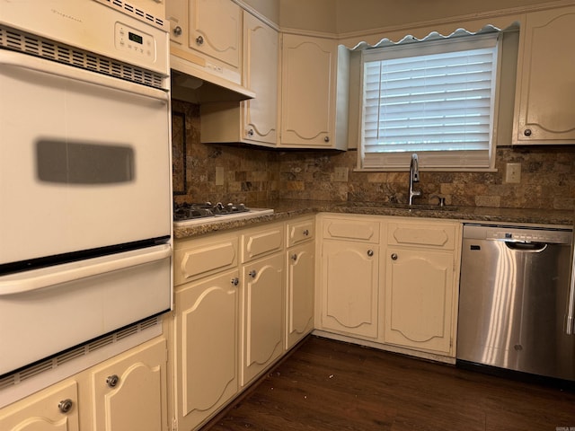 913 Schriner Ct, North Little Rock, AR 72116 - kitchen with white appliances, a warming drawer, tasteful backsplash, and dark wood-style flooring