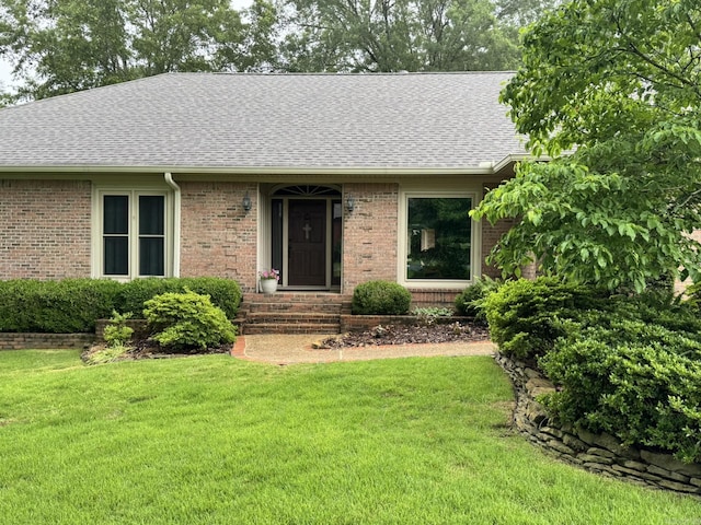 304 Quail Creek Rd, Hot Springs National Park, AR 71901 - ranch-style home with roof with shingles, a front lawn, and brick siding