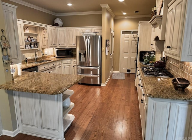 304 Quail Creek Rd, Hot Springs National Park, AR 71901 - kitchen with open shelves, stainless steel appliances, a sink, a peninsula, and recessed lighting