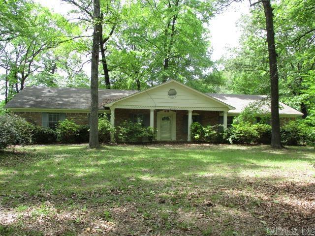 view of front of property featuring a front yard