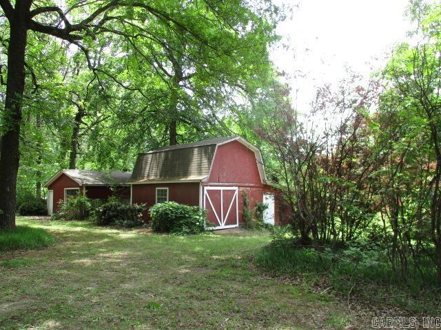 view of barn featuring a yard