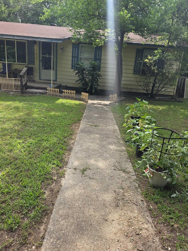 109 S Adams St, Mena, AR 71953 - ranch-style home featuring a front yard and roof with shingles