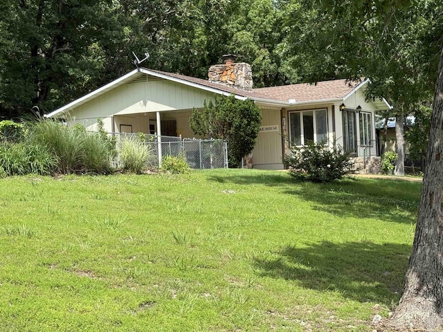 1502 E Emerald Cove Dr, Horseshoe Bend, AR 72512 - view of front of house featuring a chimney and a front lawn