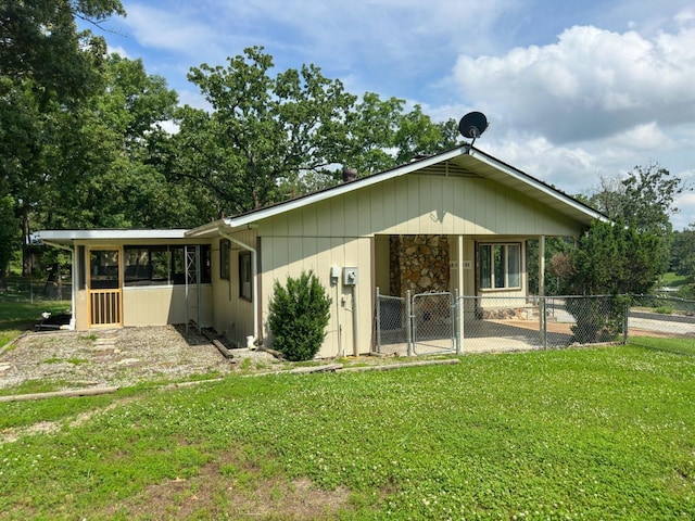 1502 E Emerald Cove Dr, Horseshoe Bend, AR 72512 - back of property with a gate and stone siding