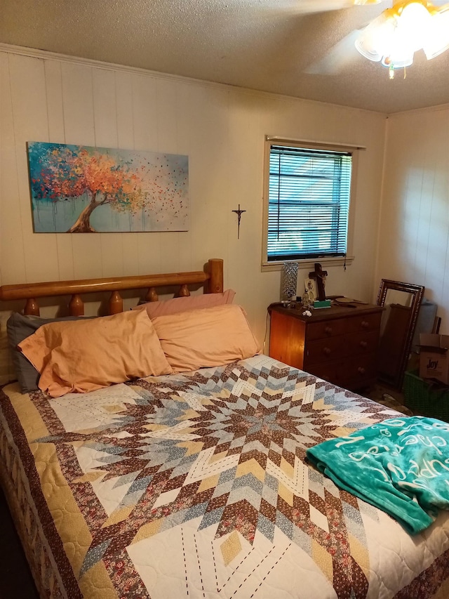 203 Diamond Ln, Horseshoe Bend, AR 72512 - bedroom featuring a textured ceiling and ceiling fan