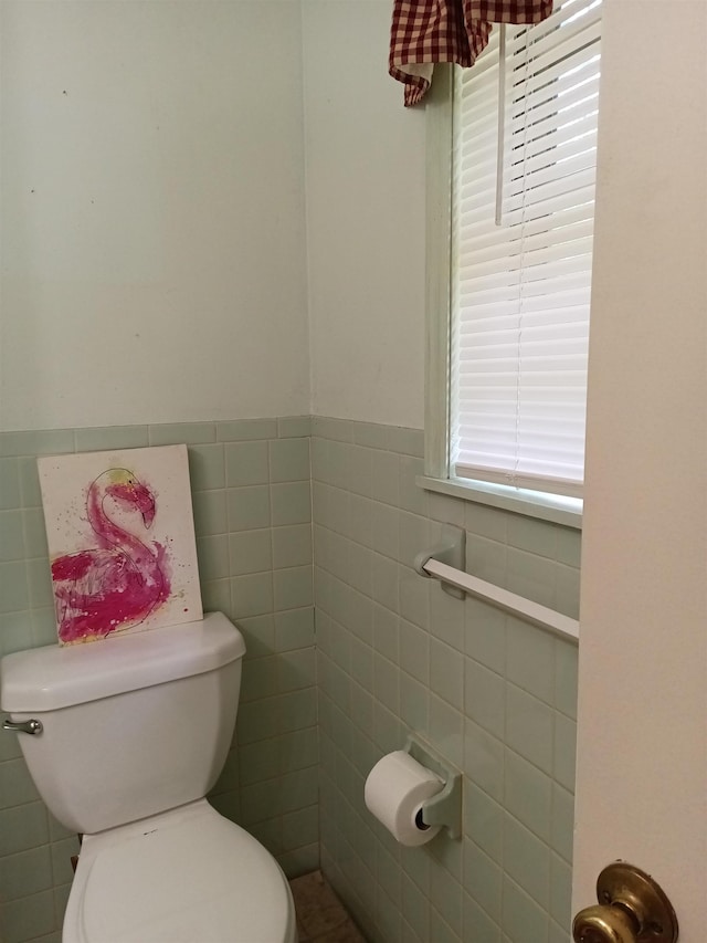203 Diamond Ln, Horseshoe Bend, AR 72512 - half bath featuring tile walls and wainscoting