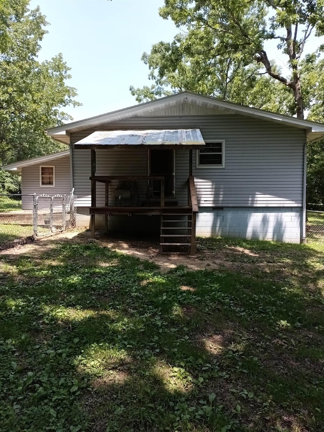 203 Diamond Ln, Horseshoe Bend, AR 72512 - rear view of house with a deck