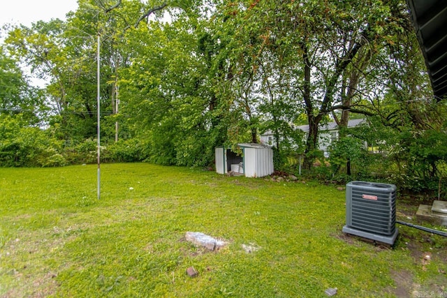 2708 Rock St, Little Rock, AR 72206 - view of grassy yard with a storage shed