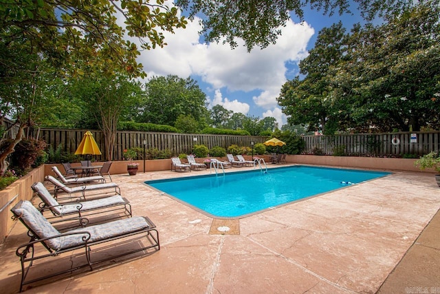 700 E 9th J St Unit 12J, Little Rock, AR 72202 - community pool with a patio area and a fenced backyard