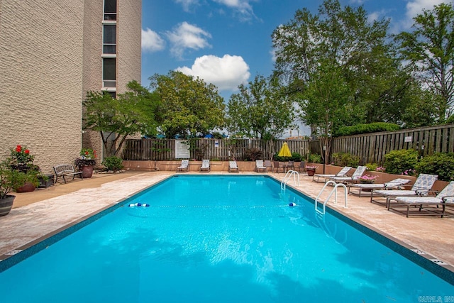 700 E 9th J St Unit 12J, Little Rock, AR 72202 - community pool with a patio area