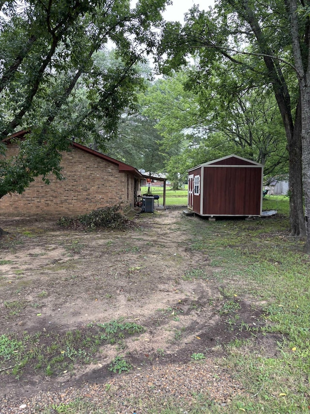 320 S Lewis St, Mineral Sprs, AR 71851 - view of yard featuring a shed