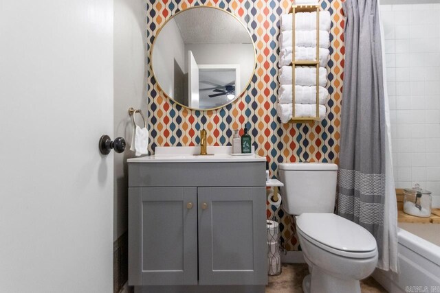 1920 W Arch Ave, Searcy, AR 72143 - full bathroom featuring vanity, ceiling fan, shower / tub combo with curtain, and wallpapered walls