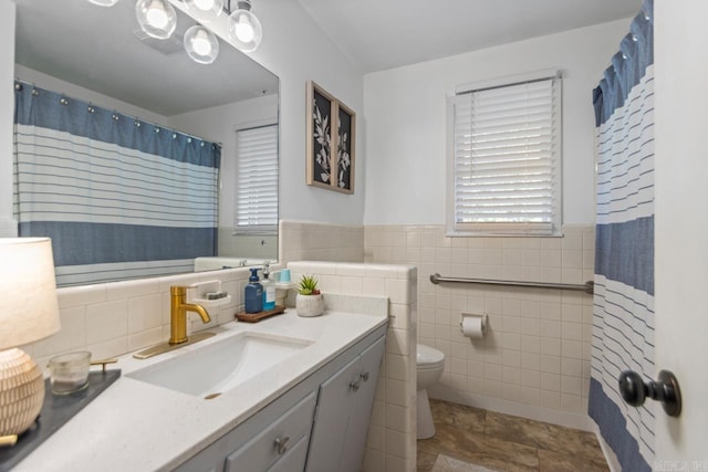 1920 W Arch Ave, Searcy, AR 72143 - full bath featuring tile walls, vanity, a wainscoted wall, and a shower with curtain