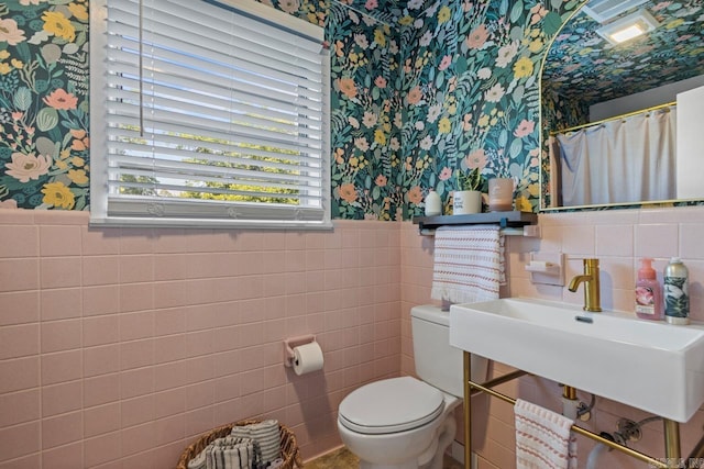 1920 W Arch Ave, Searcy, AR 72143 - full bath featuring wallpapered walls, tile walls, and a wainscoted wall