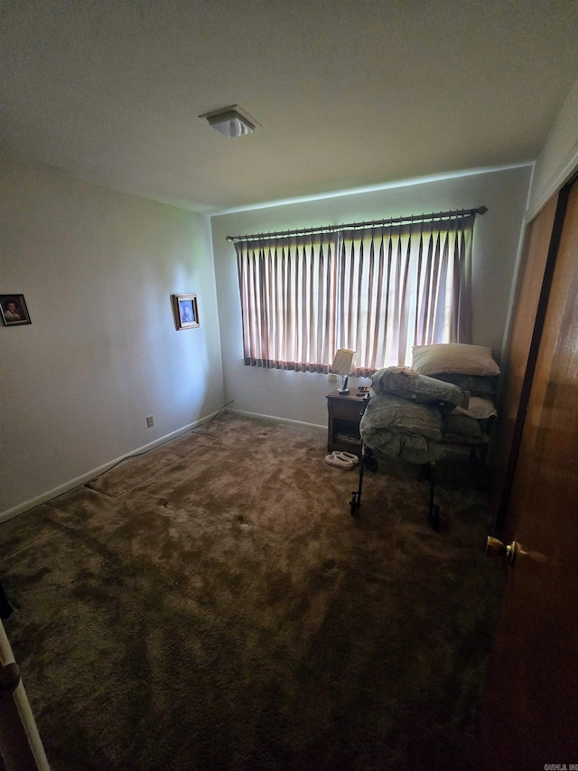 living area featuring carpet and baseboards