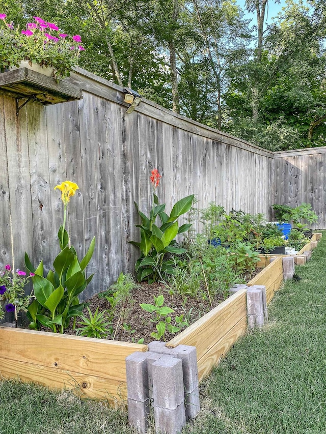 152 Callaway Cir, Hot Springs, AR 71913 - exterior view of a fenced backyard and a vegetable garden