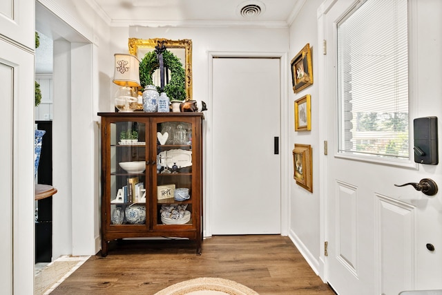 520 E 8th St, Lonoke, AR 72086 - foyer with wood finished floors and crown molding
