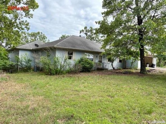 1116 Mccracken Ridge Rd, Mountain Home, AR 72653 - back of property with a yard and a garage