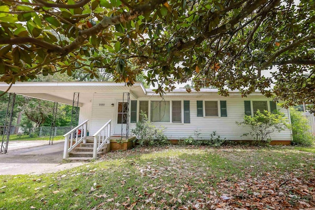 3215 Edgewood Rd, El Dorado, AR 71730 - view of front facade featuring a carport