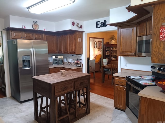 1402 Holmes Rd, Searcy, AR 72143 - kitchen featuring stainless steel appliances and light countertops